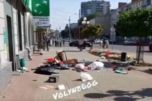 У центрі Луцька жінка викидала речі з балкона (Відео моменту)