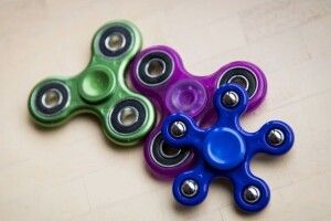 Пенсіонеркам на 8-е подарували спінери – щоб стресу не було!