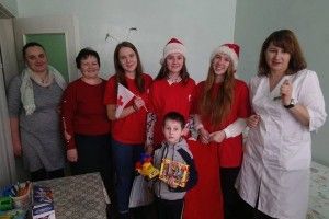 Замість лікарів у білих халатах, у палату завітали помічники Святого Миколая (Фото)