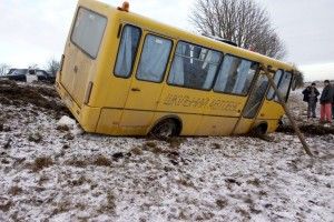 Шкільний автобус з’їхав у кювет та мало не перекинувся (Фото)