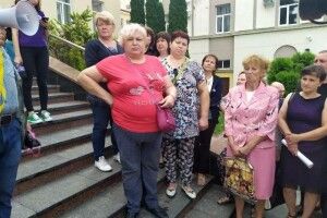 Під Луцькою міськрадою мітингують підприємці