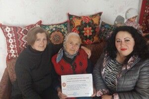 Довгожительці з Волині вручили подяку міського голови за багаторічну працю на благо громади