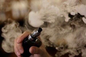 У ліцеї на Волині учні курили електронні сигарети: їх судили