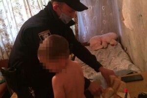 Мати зачинила в квартирі трьох маленьких дітей і поїхала... в інше місто 