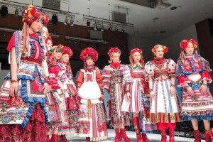 Японки вийшли на показ в українських костюмах, які створили японські студенти