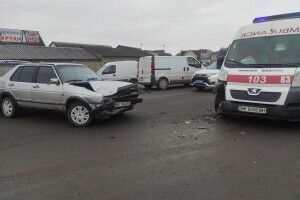 У Дубні в аварію потрапила «швидка», бо легковик не дав дороги (Фото)