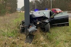  Маму з дитиною знайшли без свідомості у салоні потрощеного авто (Фото)