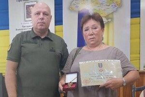 Матері полеглого Захисника з Волині вручили нагороду сина – «Хрест Сухопутних Військ»