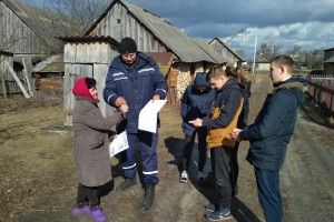 Двометровий вогнеборець і школярі розказали жителям Гірок про пожежну безпеку (фото)