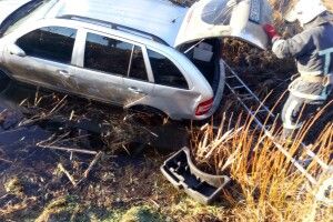 На Волині рятувальники витягували з водойми авто, яке злетіло з дороги (Фото)