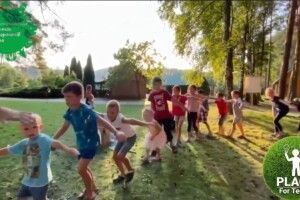 Знедолена дітвора ловила щасливі миті на озері Світязь