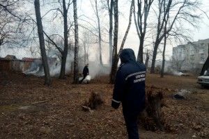 Рятівники змусили жінку носити... воду відрами