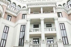 Дружина Президента Зеленського справно платить комірне за розкішну квартиру в окупованому Криму