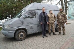 Мер Володимира передав волинським воїнам новий автомобіль 