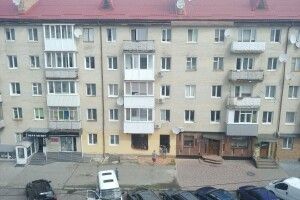 У центрі Луцька робітники продовбали величезні отвори в несучій стіні п'ятиповерхівки (Фото)