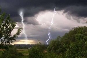 Волинян попереджають про грози та сильні пориви вітру