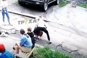 Користувачі соцмереж шоковані: хлопець жорстоко побив дівчину на очах у ровесників (Відео 18+)