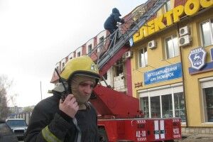 Рятувальники ліквідували загорання в адміністративній будівлі підприємства (Фото, відео)