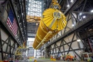 Американське космічне агентство НАСА показало 65-метрову ракету, яка полетить на Місяць