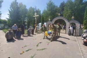 У Нових Підцаревичах на Волині все село стало на коліна, прощаючись зі своїм Героєм
