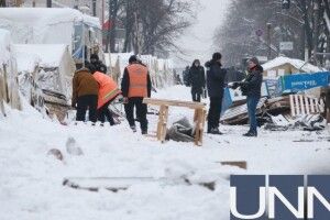 З-під Ради вантажівками вивозять речі мітингувальників