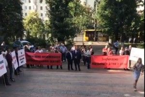 Голова ОТГ з Рівненщини та освітяни пікетують Міністерство освіти