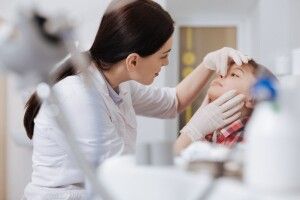 Луцька поліклініка закликає батьків почати медогляд майбутніх першокласників вже сьогодні