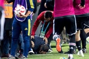 Безчинства у півфіналі Кубку Туреччини: фанати зірвали матч і травмували тренера «Бешикташа»