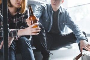 Як суд у Луцьку покарав матір підлітка, який пиячив перед уроком