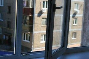 У Рівному з вікна багатоповерхівки випав чоловік (Фото 18+)