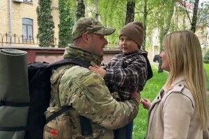 Волинський прикордонник зробив сюрприз для 5-річного сина (Відео)