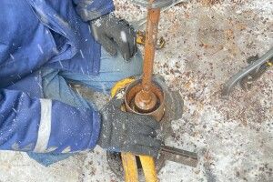 У місті на Волині вандали отруїли воду в колонці соляркою