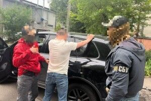 Афера з антивакцинаторством: ДБР затримало адвоката у Рівному