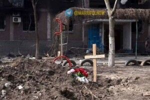 Окупанти ексгумують тіла вбитих, які поховані у дворах будинків