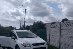Рівнянка звинувачує у побитті власницю припаркованого на тротуарі джипа