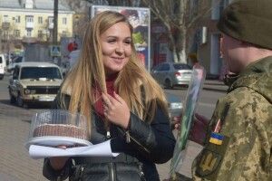 Військові влаштували незвичний флешмоб - дарували квіти, усмішки та щирі побажання жінкам