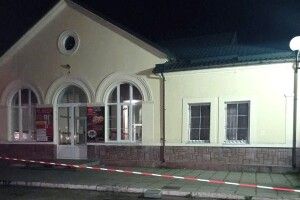 Думали – вибухівка: залишена валіза біля залізничного вокзалу на Рівненщині підняла на ноги всі спецслужби