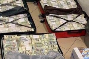 Дружина екснардепа вивезла за кордон 29 мільйонів доларів у валізах