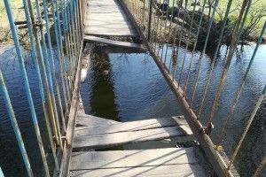 На річці Західний Буг обвалився міст: четверо людей впали в річку