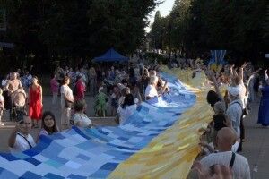 В обласному центрі Волині «теплий прапор єднання» встановив рекорд (Відео)
