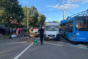 Масштабна ДТП з тролейбусом у Рівному: пасажира затисло в авто (Фото) 