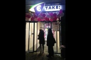 Випадало з куртки: у Луцьку чоловік накрав товарів, попри масу людей у магазині