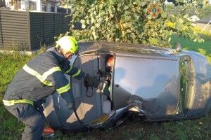 У Луцькому районі автівка перекинулася і влетіла в дерево
