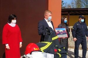 Рятувальники отримали 15 протипожежних костюмів, які витримують температуру понад 700 градусів 