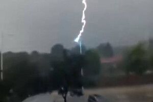 У Китаї блискавка 12 разів поспіль влучила у стовп (Відео)