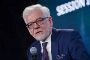Ексглава МЗС Польщі розкритикував Варшаву за «політику гієн та шакалів» щодо України. Йому відповіли
