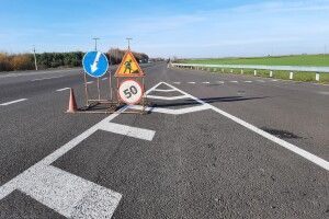 На Волині на міжнародній трасі встановлюють бар'єри на узбіччях (Фото) 