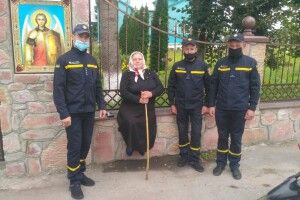 На Рівненщині бійці ДСНС закликали жінок не гратися із сірниками (Фото)