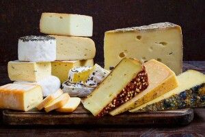 Протягом року українці почали вдвічі активніше наминати імпортні чедер, пармезан та камамбер