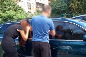 У Луцьку патрульні й рятівники «визволяли» з автомобіля дворічну дівчинку 
